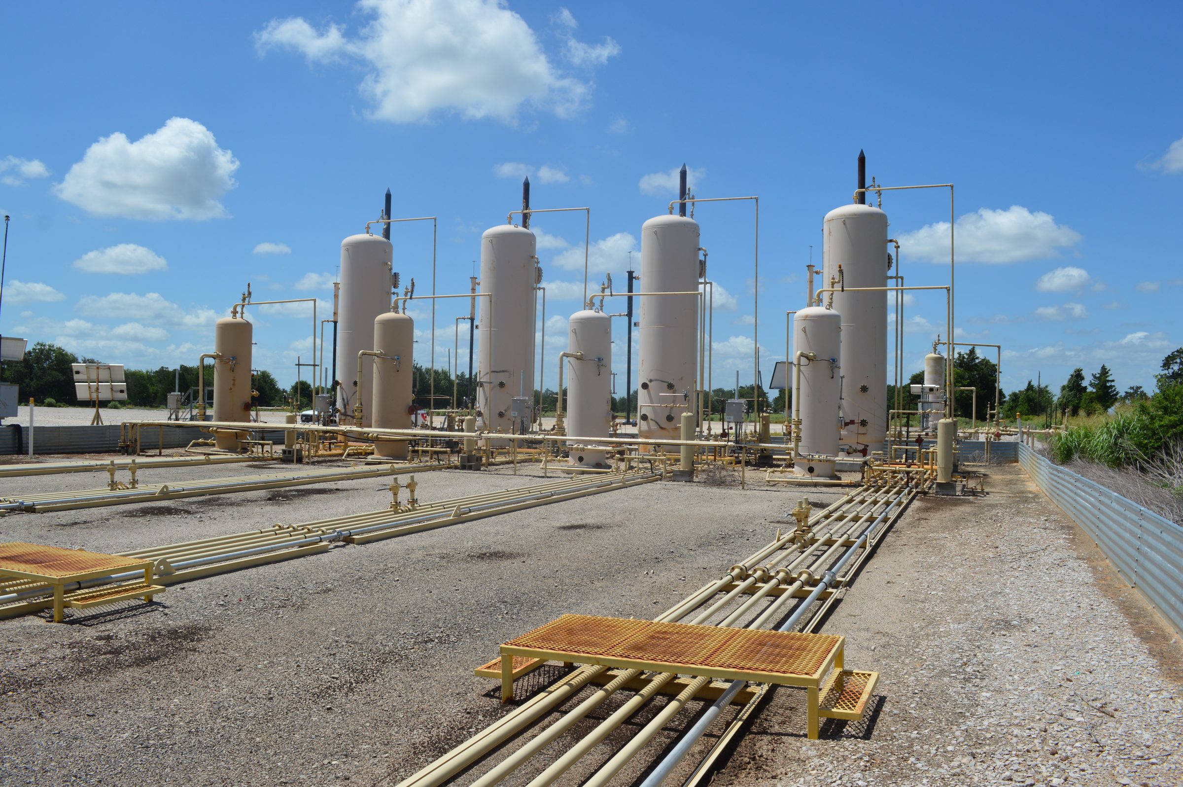 Vertical vessel bank at a Texas gathering facility